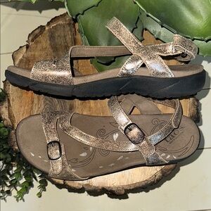 Taos Bea Gold Metallic Sandals with 3 Adjustable Straps•Size 7